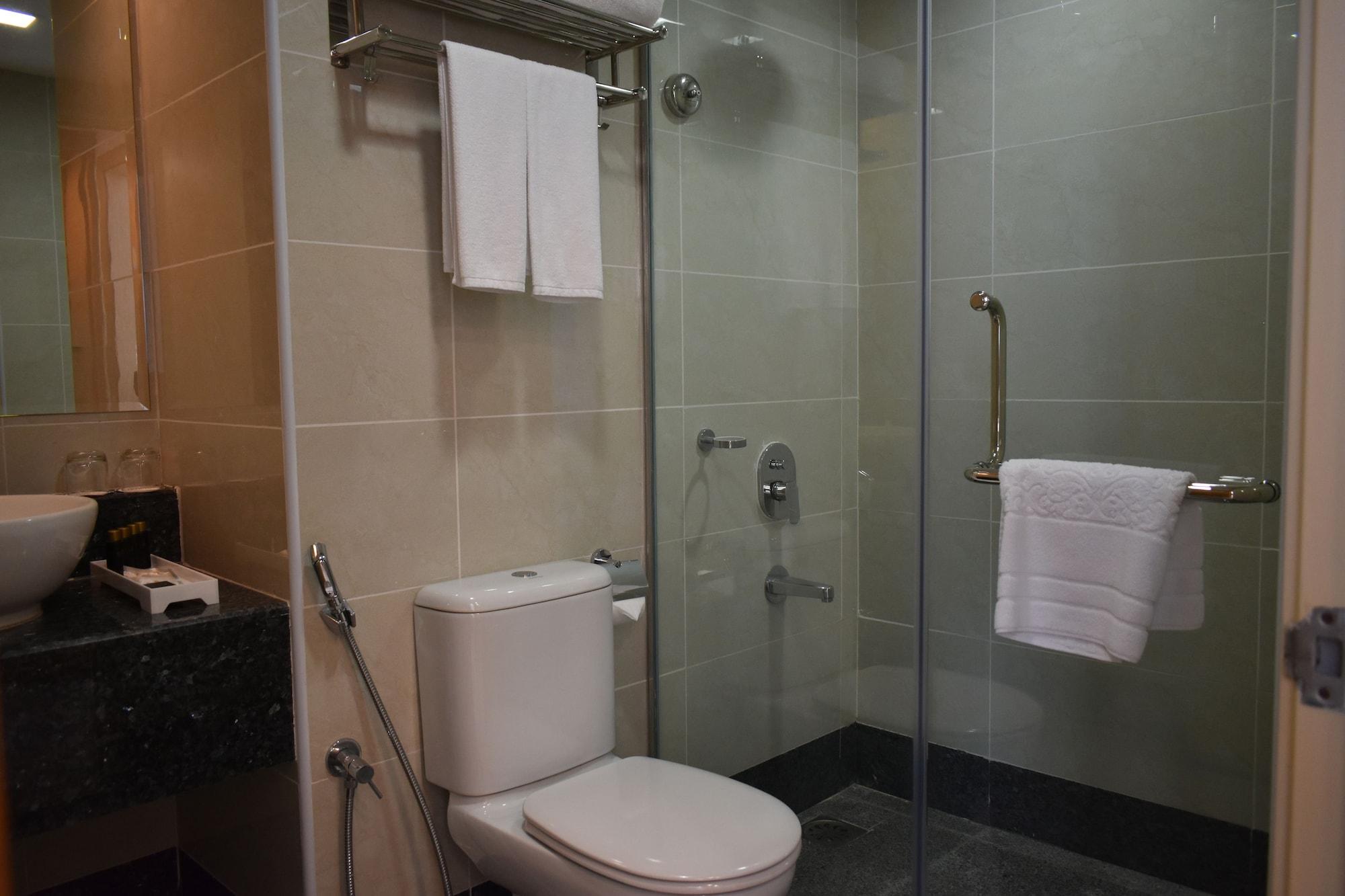 Tenera Hotel Bangi Exteriér fotografie Bathroom with shower enclosure