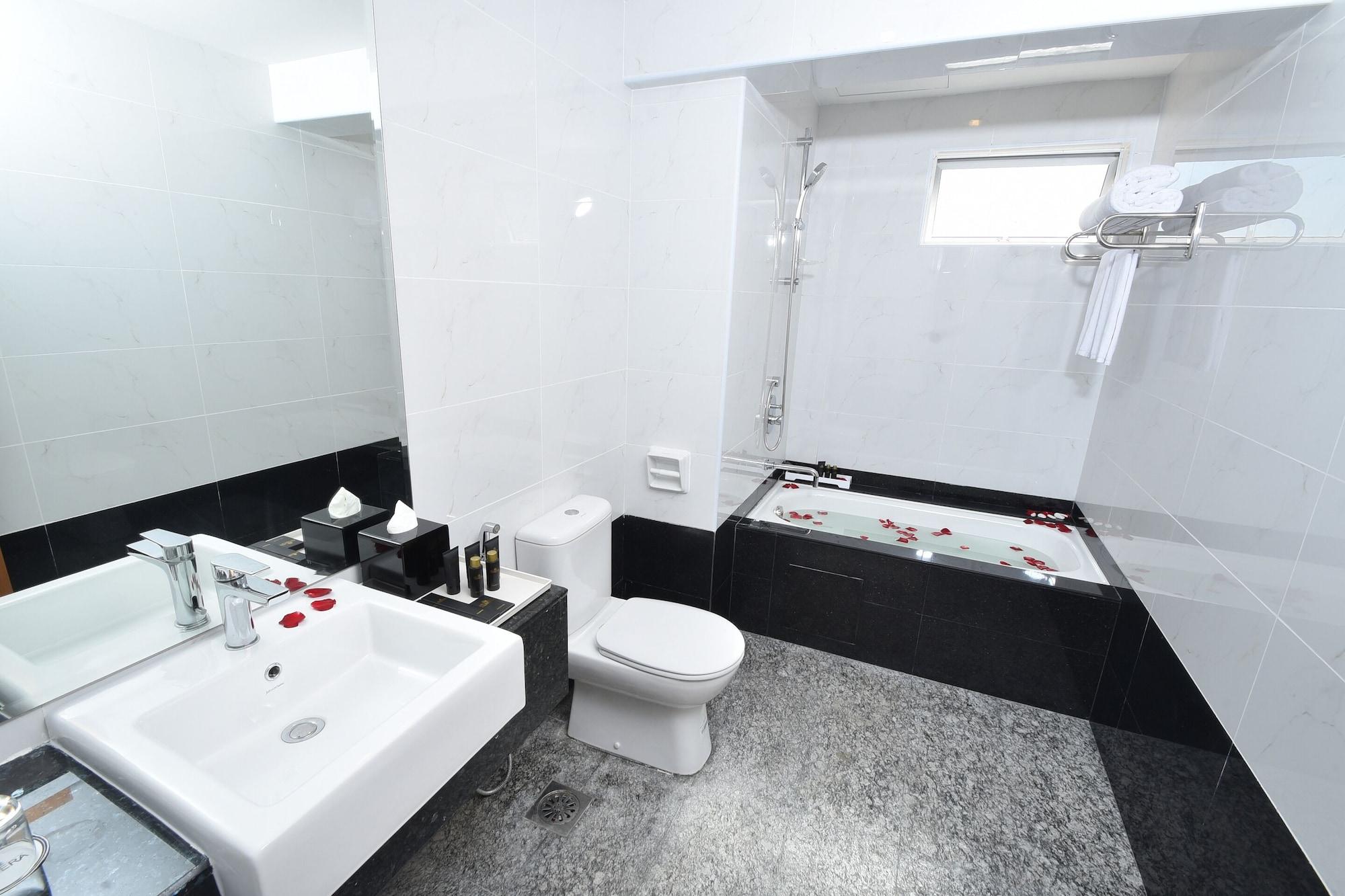 Tenera Hotel Bangi Exteriér fotografie A modern bathroom