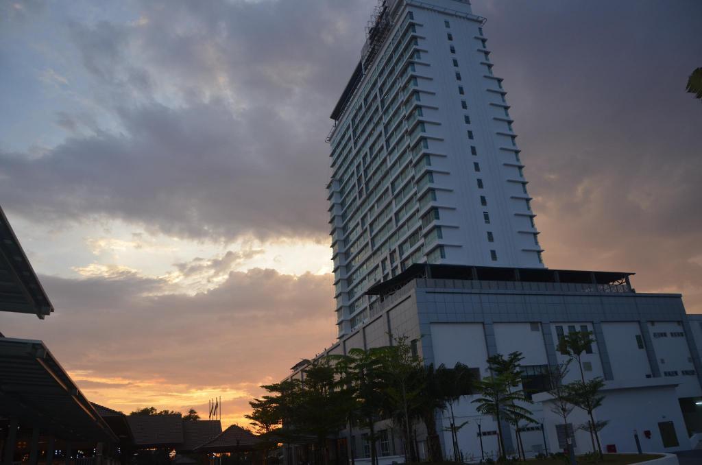 Tenera Hotel Bangi Exteriér fotografie The 10-storey tower of the hospital