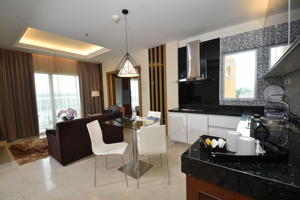 Tenera Hotel Bangi Exteriér fotografie A 3D rendering of a kitchen and dining room