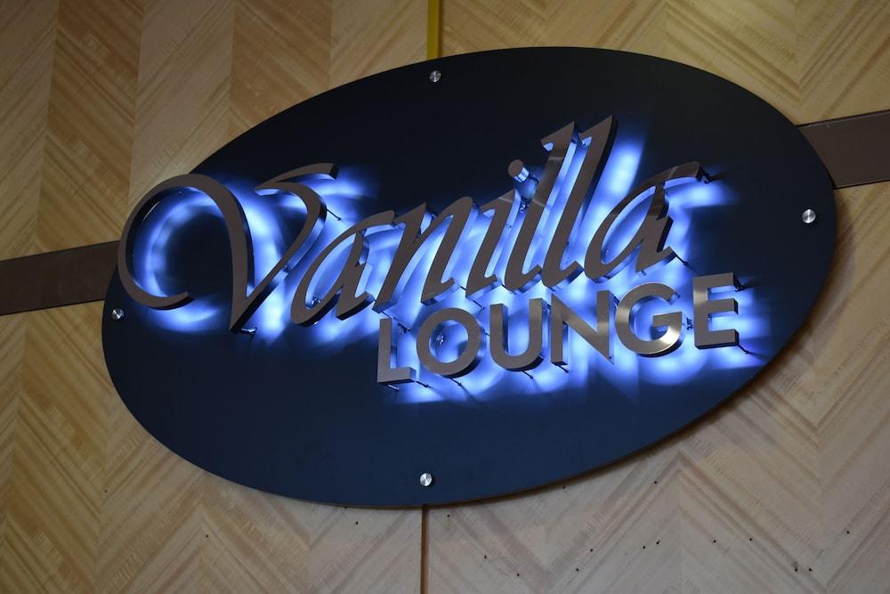Tenera Hotel Bangi Exteriér fotografie Vanilla Lounge logo