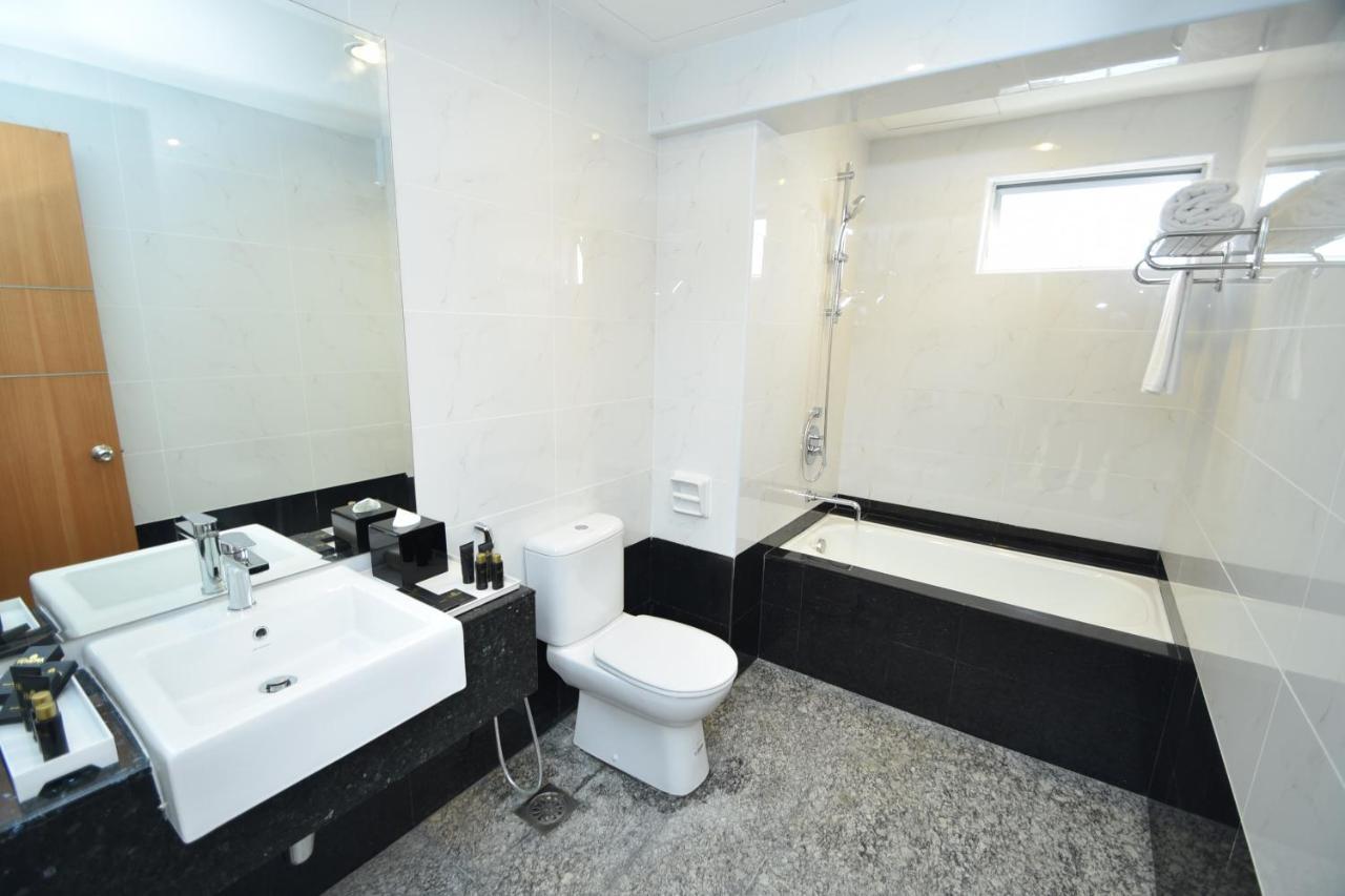 Tenera Hotel Bangi Exteriér fotografie A modern bathroom